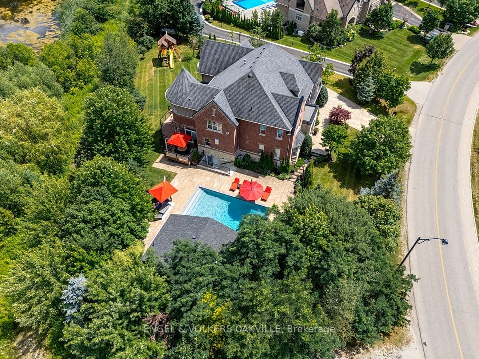 33 Barraclough Boulevard, Halton Hills, ON L7G 0E8 – photo 2