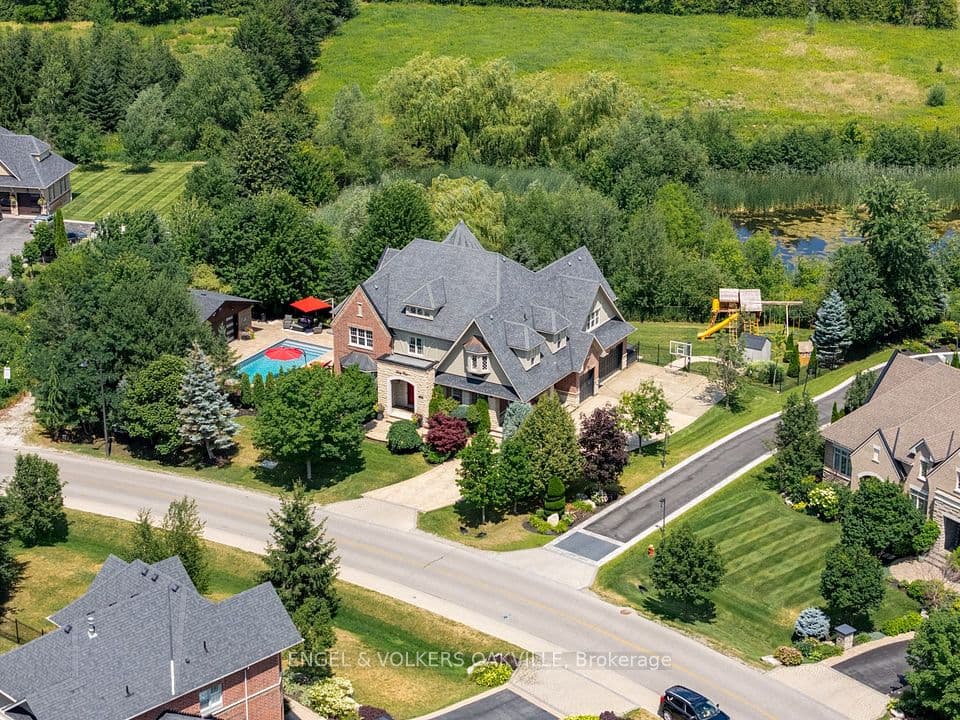 33 Barraclough Boulevard, Halton Hills, ON L7G 0E8 – main photo