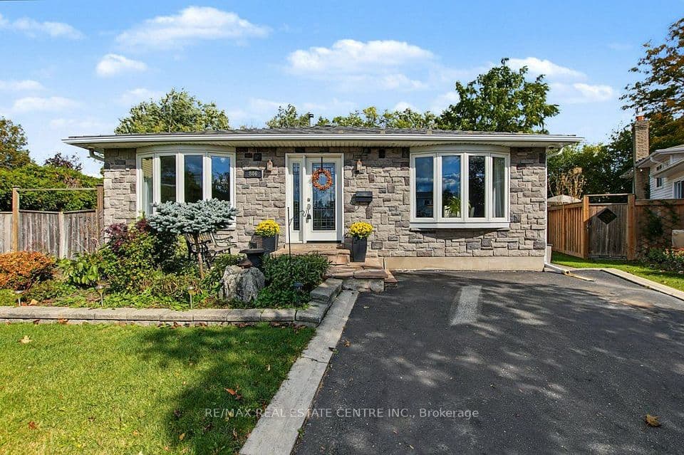 806 Hudson Court, Milton, ON L9T 3T4 – main photo