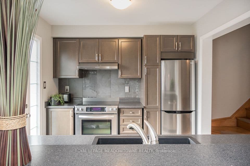 219 Septimus Heights, Milton, ON L9T 8N7 – main photo