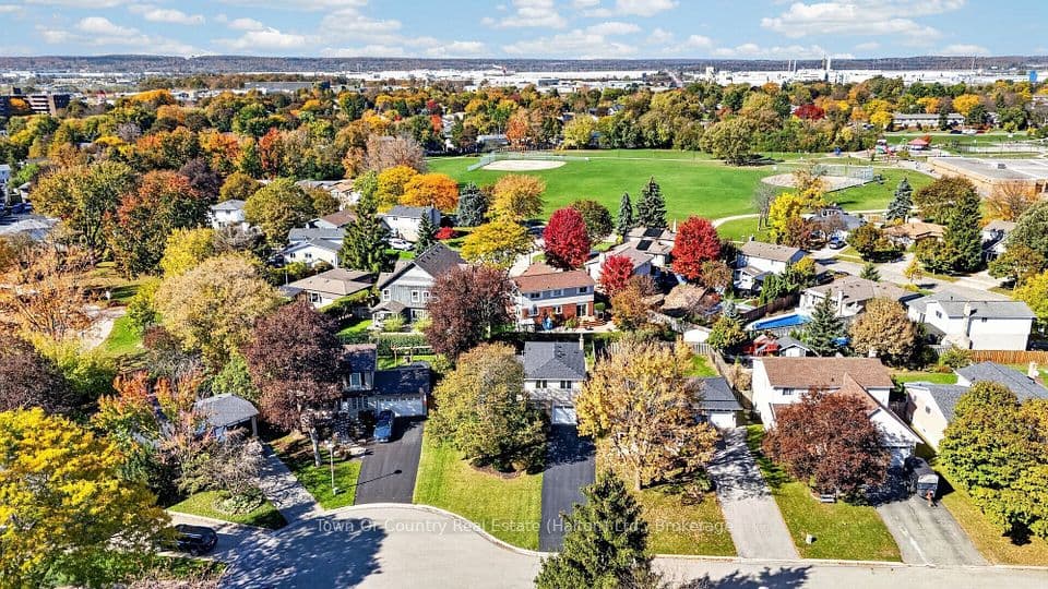 581 Lord Simcoe Court, Milton, ON L9T 3B4 – photo 2