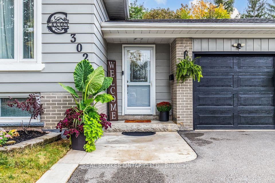 302 Delrex Boulevard, Halton Hills, ON L7G 4G8 – photo 3