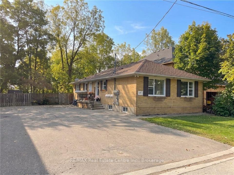 17 Academy Road, Halton Hills, ON L7G 3N7 – main photo